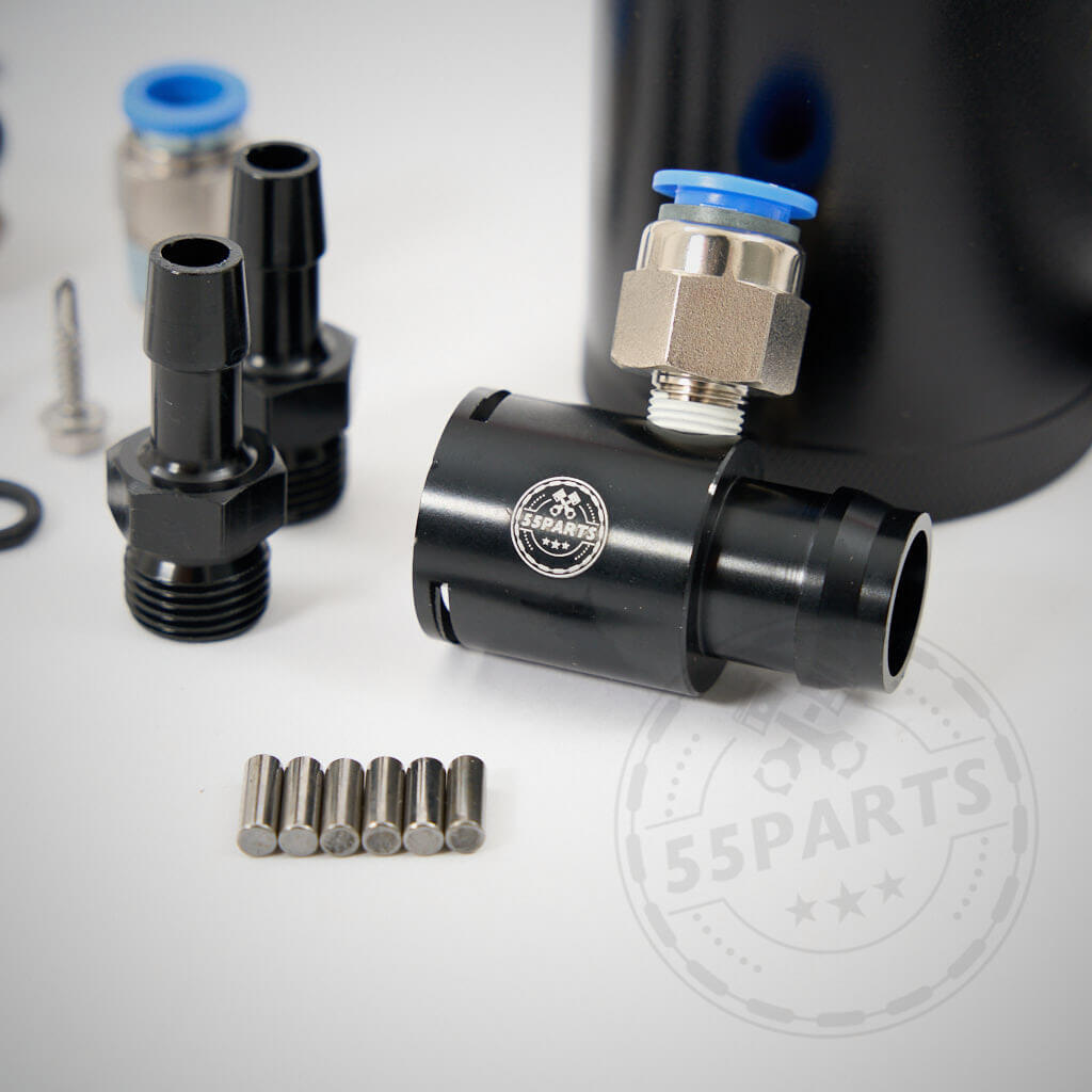 55Parts Exklusives externes PCV-System „Leerlaufseite“ passend für BMW 135i, 1er M Coupé und 335i(x) N54, inklusive Schläuchen, Fittings, Schellen und Schrauben. Alle Komponenten sind hellgrau hinterlegt.