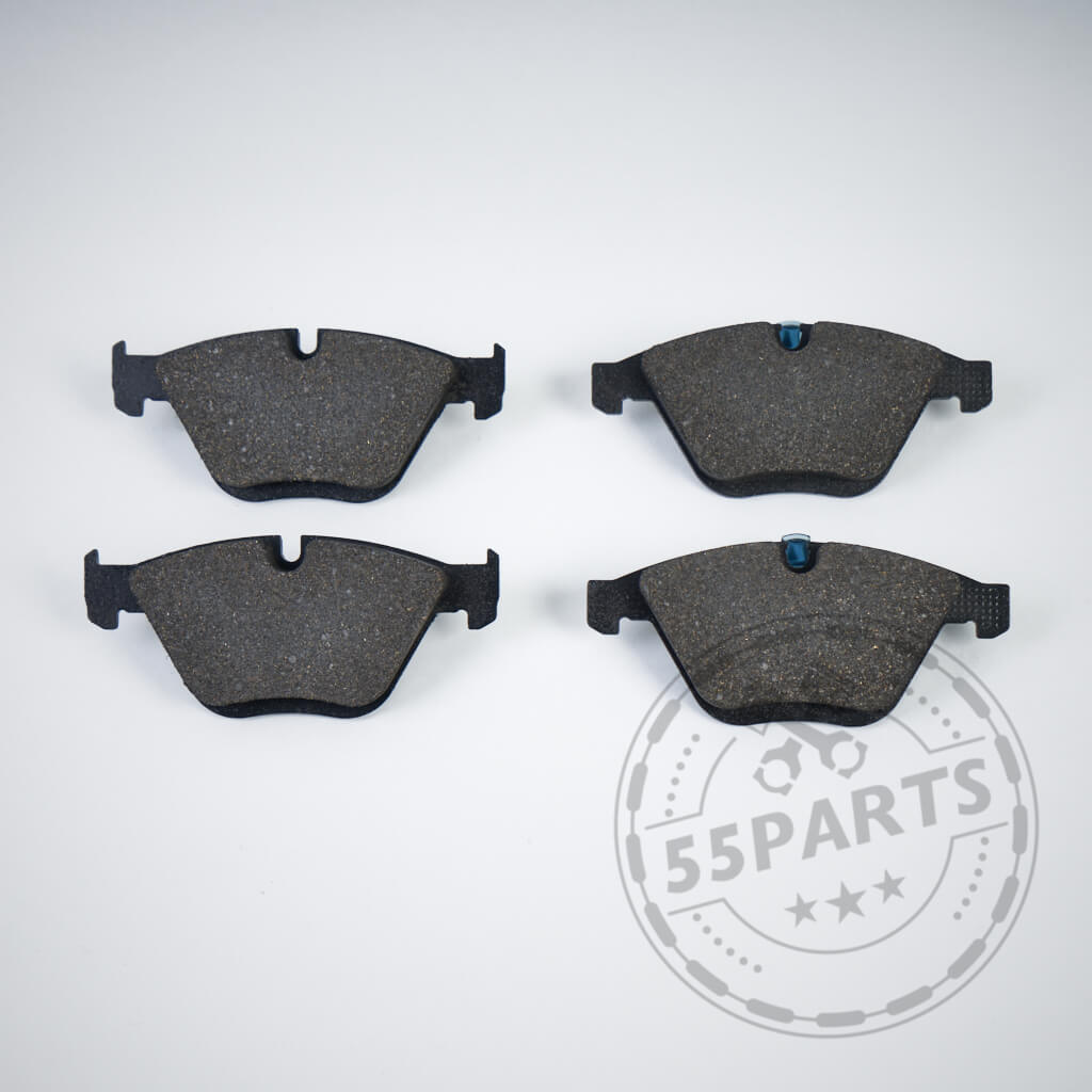 Vier schwarze Ferodo Bremsbeläge 4-Kolben Anlage (ohne Keramik) passend für BMW M135i/40i, M235i/40i, 335i/40i, 435i/40i, M2, M3 und M4 (F-Serie) in zwei Reihen auf weißem Hintergrund angeordnet – ideal für Rennstrecken- und BMW-Fans.
