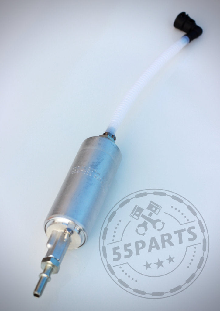 Walbro Stage 1 LPFP Benzinpumpenkit GSL392 Inline passend für BMW 135i, 1er M Coupé und 335i(x) N54/N55 E-Serie, abgebildet mit angeschlossenem weißen Schlauch und schwarzem Anschluss auf weißem Hintergrund.