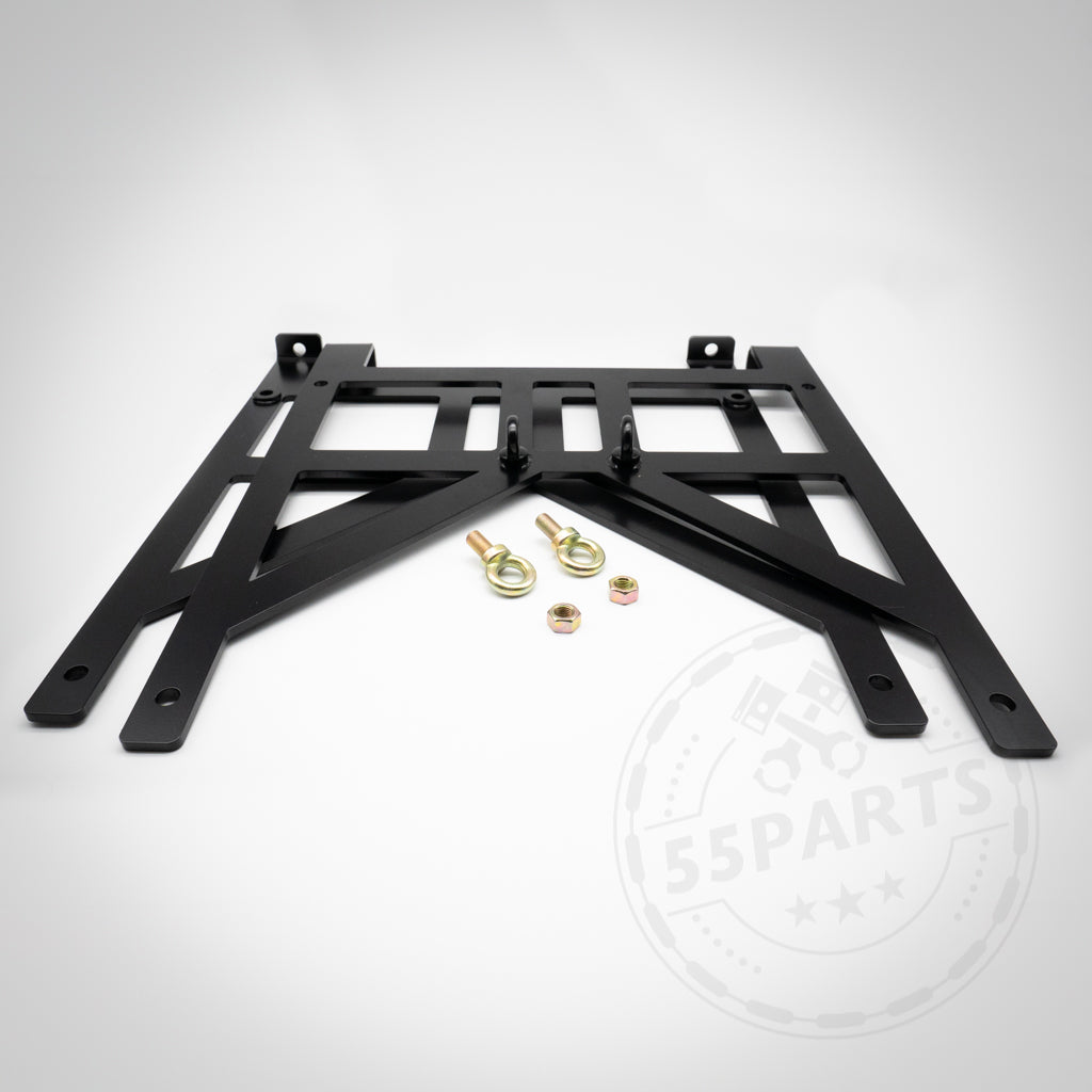 Exklusiv bei 55Parts: Schwarzer Metall-Gurtadapter für 6-Punkt-Renngurte, kompatibel mit BMW E- und F-Serie, inklusive Schrauben und Muttern. Abbildung auf weißem Hintergrund. Marke: 55Parts.