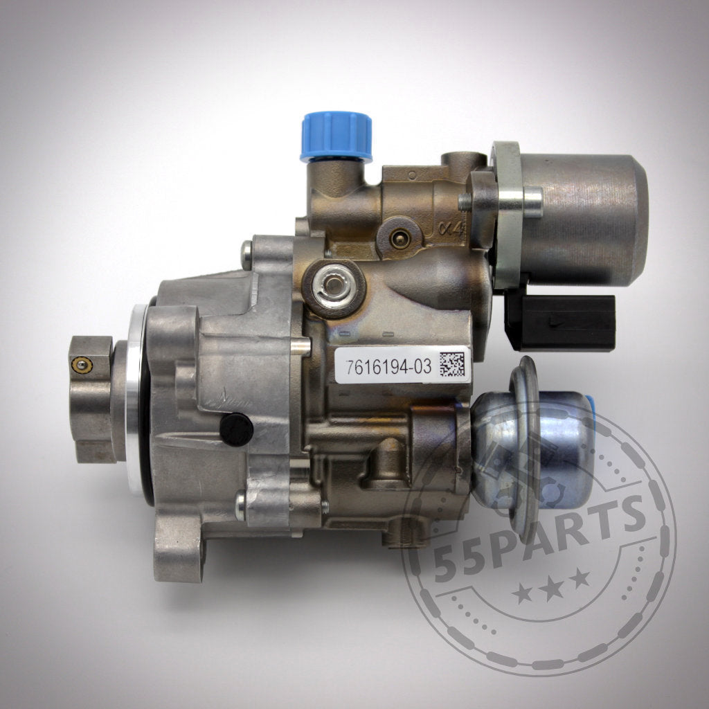 Die 55Parts HDP Hochdruckpumpe passend für BMW 135i, 1er M Coupé, 335i(x), 130i(x), 330i(x), N53, N54 verfügt über blaue und silberne Teile und wird in einer Seitenansicht vor einem schlichten Hintergrund gezeigt.