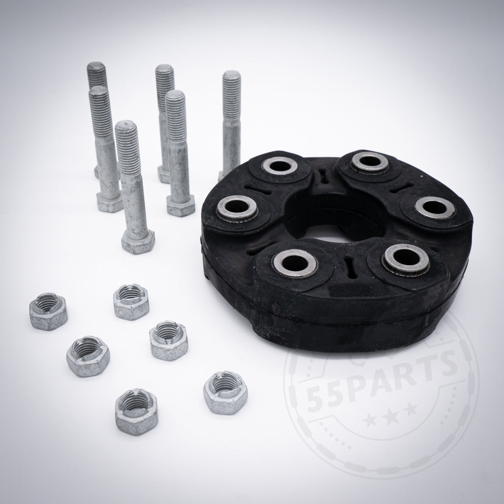 Die 55Parts Hardyscheibe inkl. Einbaumaterial, passend für BMW 135i, 1er M Coupé, 335i N54/N55, mit Metallbuchsen sowie Befestigungsbolzen und Muttern auf weißem Hintergrund.