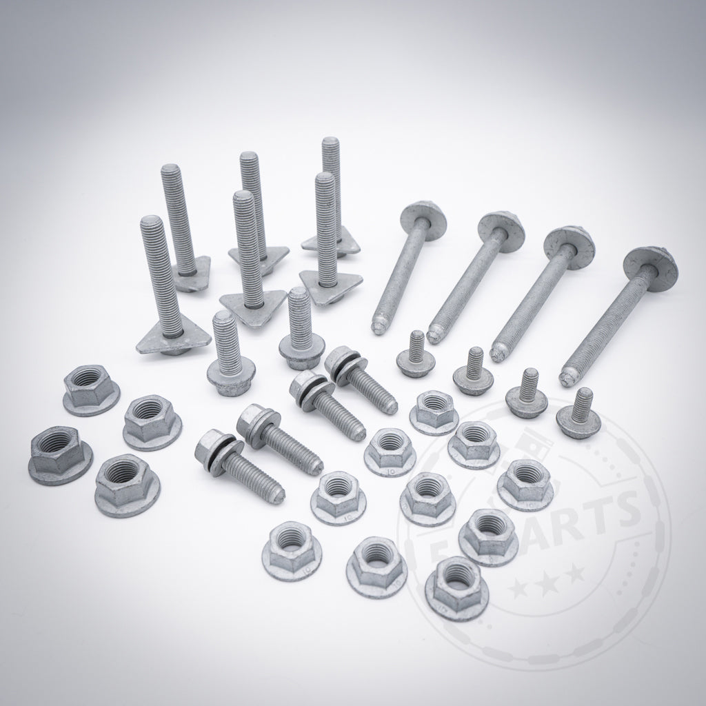 Eine Auswahl an Sechskantschrauben, Muttern und Unterlegscheiben aus dem 55Parts Einbauset Schraubenset Hinterachse passend für BMW 135i, 1er M Coupé und 335i(x) N54/N55 E Serie ist übersichtlich auf einem weißen Hintergrund angeordnet.