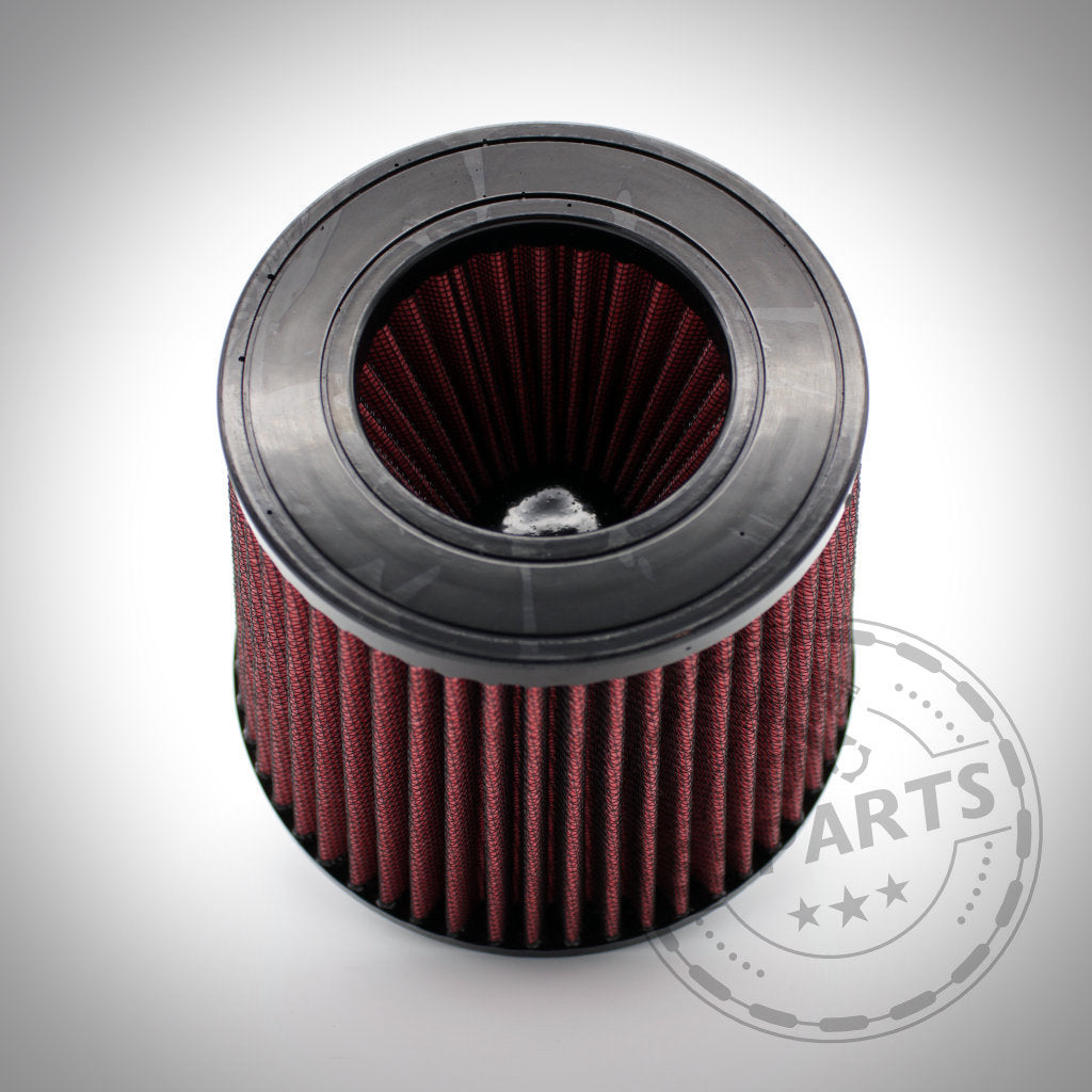 Abgebildet ist ein roter, kegelförmiger Austauschfilter für die S55/N54 offene Ansaugung von 55Parts mit schwarzen Gummirändern auf weißem Hintergrund.