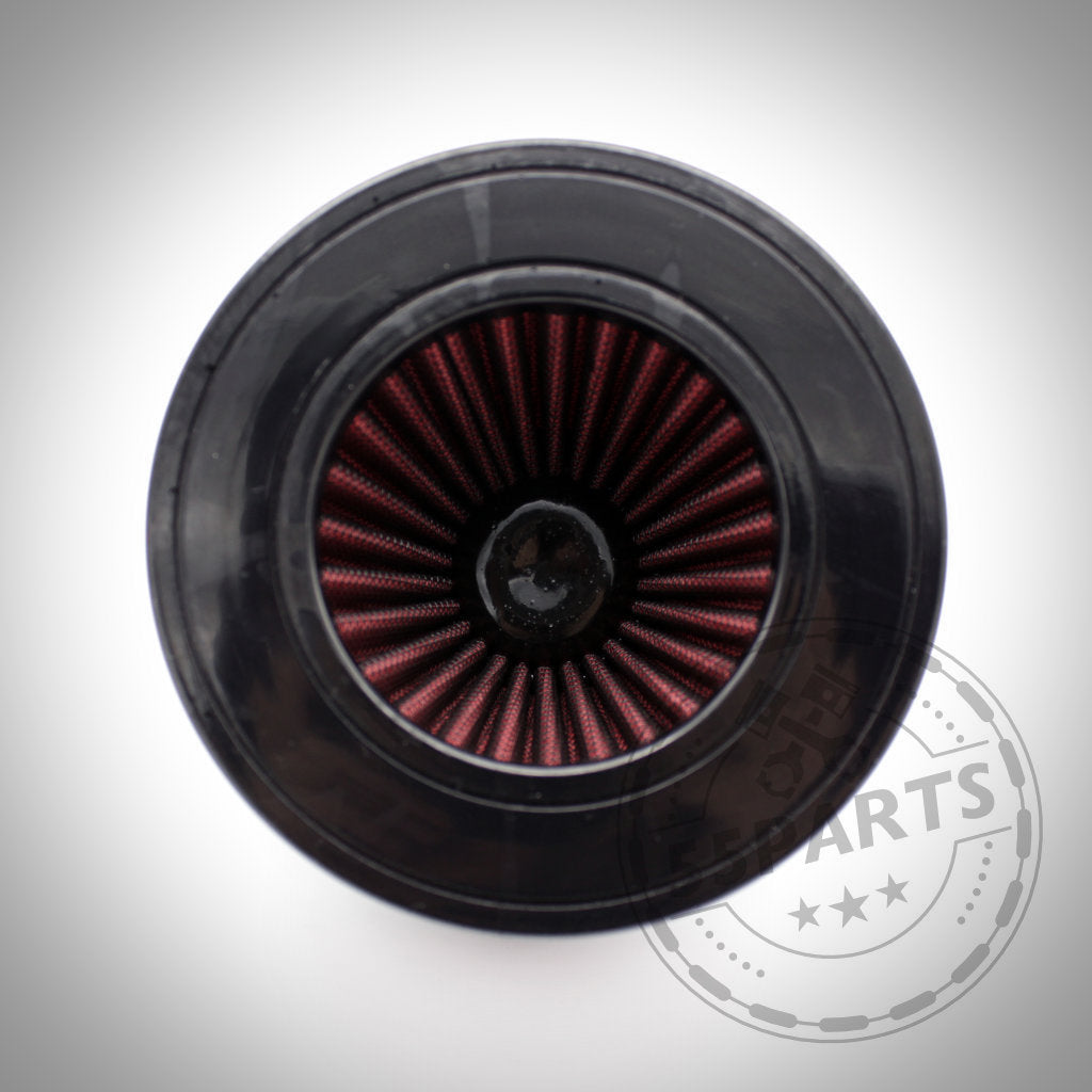 Draufsicht auf den 55Parts Austauschfilter für die S55/N54 offene Ansaugung in zylindrischem Design mit schwarzem Rand und roten Falten auf weißem Hintergrund.