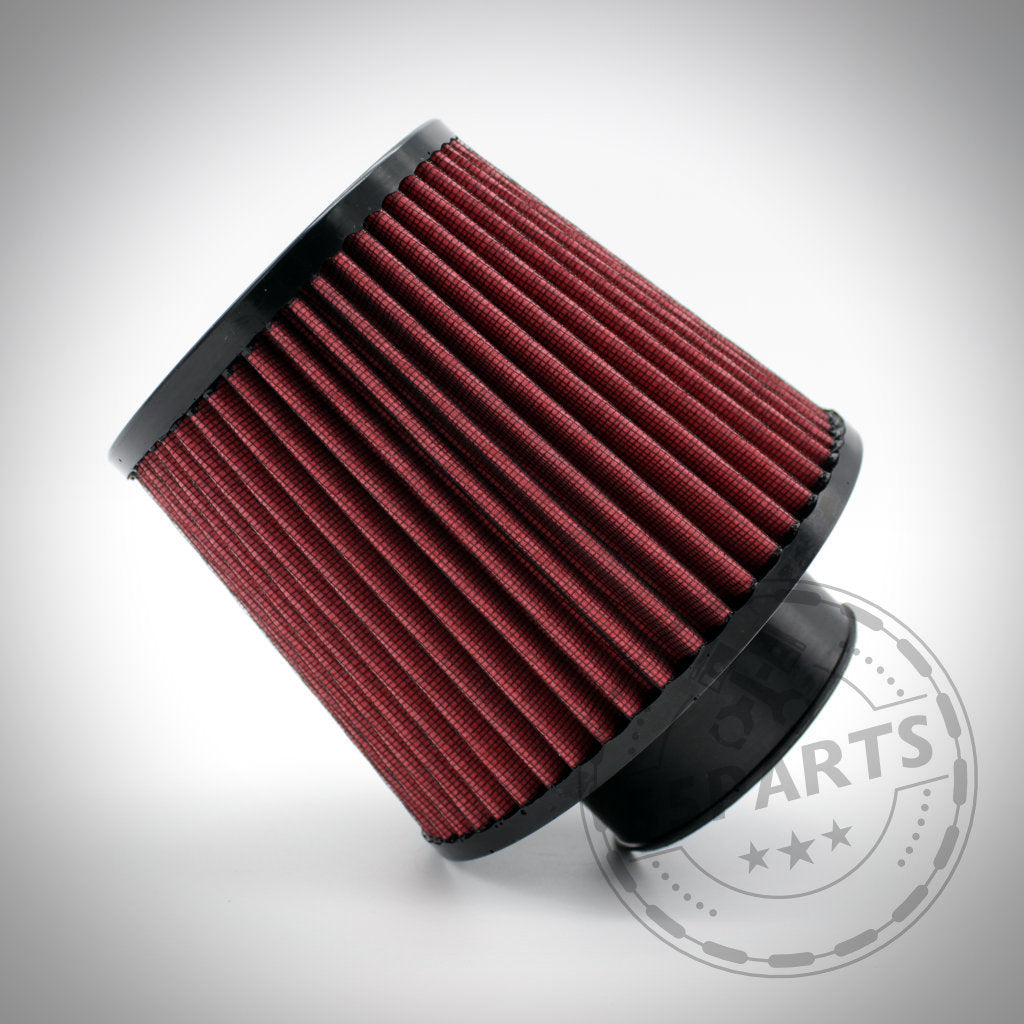 Der 55Parts Austauschfilter für die S55/N54 offene Ansaugung ist ein roter, kegelförmiger Luftfilter mit schwarzem Gummifuß, der sich perfekt als Austauschfilter eignet und auf weißem Hintergrund abgebildet ist.