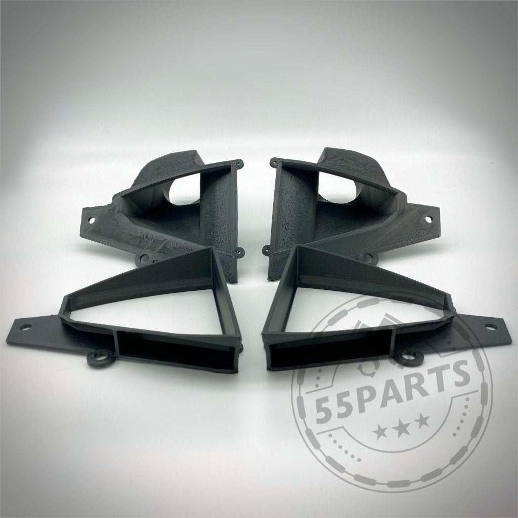 Vier schwarze 3D-gedruckte Bremsbelüftungstrichter aus Kunststoff, symmetrisch angeordnet auf einer weißen Fläche mit 55Parts-Logo. Passend für den BMW M2 N55; ideal für die Rennstrecke oder den Einsatz mit Serienbremsen.
