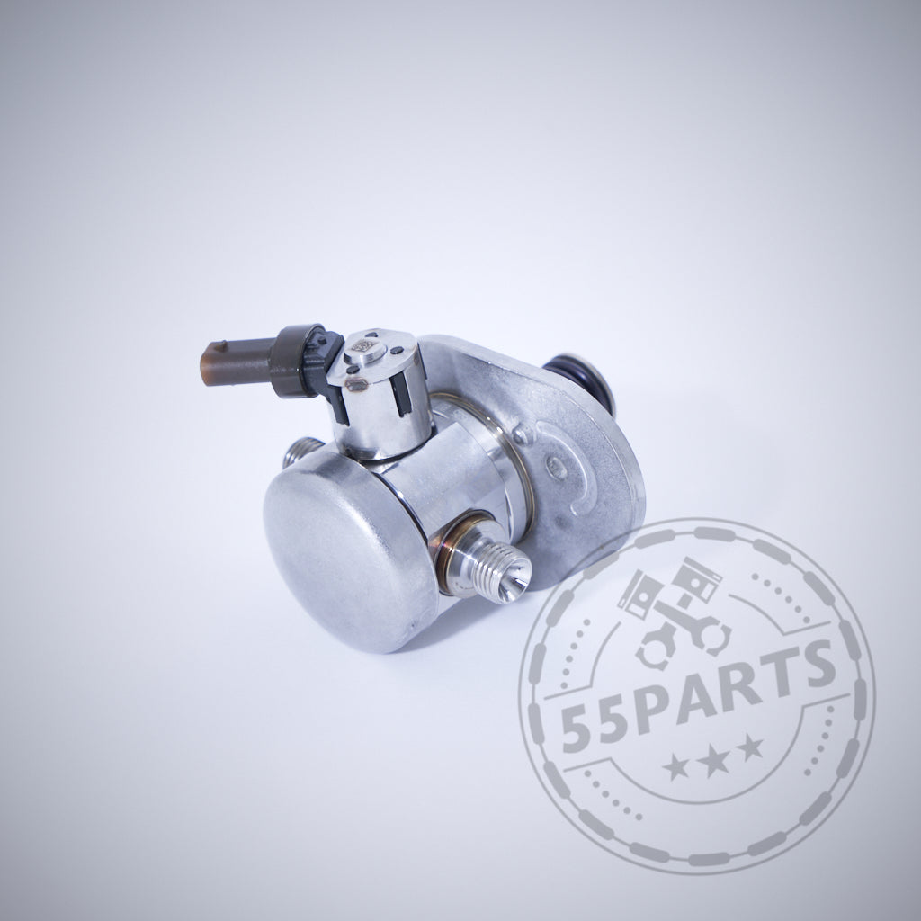 Abgebildet ist eine Bosch Supra B58 TU Hochdruckpumpen Upgrade Kraftstoffpumpe für BMW M140i, M240i, M340i, 440i, 540i, 640i und 840i B58 F-Serie mit Steckern auf einer hellen Oberfläche und einem sichtbaren 55Parts Logo-Wasserzeichen.