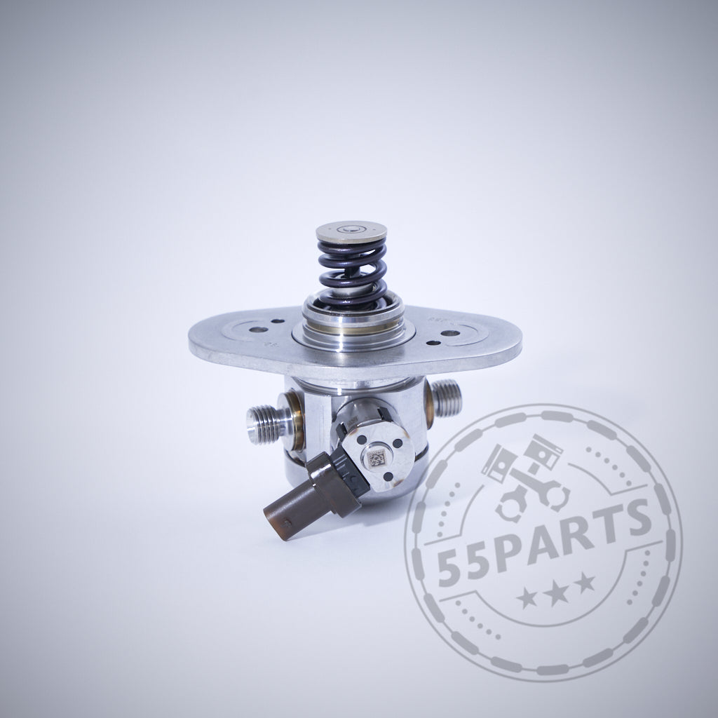 Bosch Supra B58 TU Hochdruckpumpen Upgrade, passend für BMW M140i, M240i, M340i, 440i, 540i, 640i, 840i B58 F-Serie B58TÜ mit Metallfittings und Feder auf hellem Hintergrund mit 55PARTS Logo-Wasserzeichen.