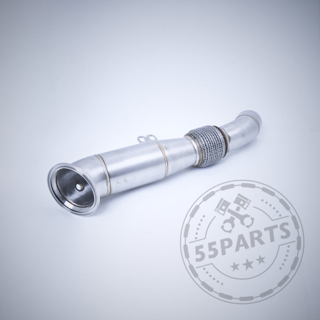 Eine Katlose Catless Downpipe B58 passend für BMW M140i, 240i, 340i, 440i, 540i, 640i, 740i, X3 &amp; X4 F/G Series wird in Edelstahl mit einem 55Parts-Logo-Wasserzeichen auf hellgrauem Hintergrund angezeigt.