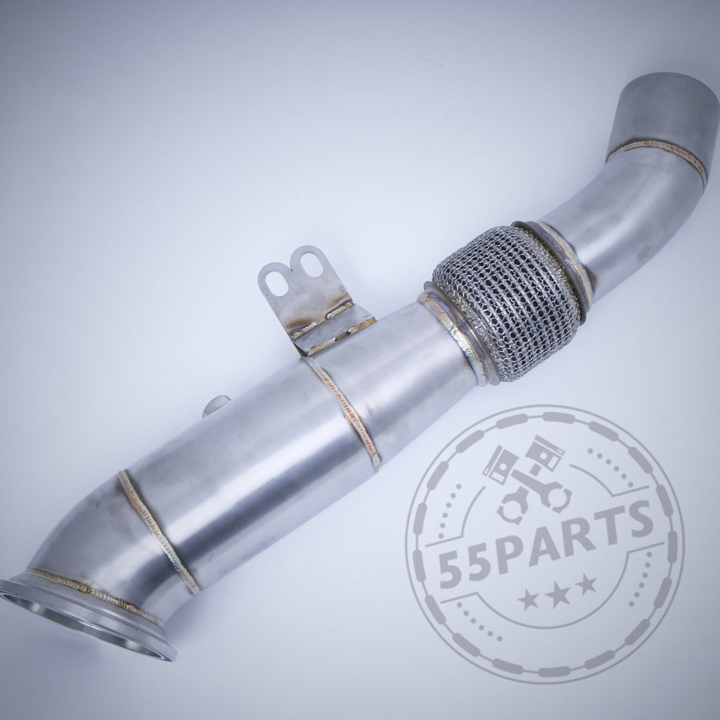 Eine Katlose Catless Downpipe B58 passend für BMW M140i, 240i, 340i, 440i, 540i, 640i, 740i, X3 & X4 F/G Series wird in Edelstahl mit einem 55Parts-Logo-Wasserzeichen auf hellgrauem Hintergrund angezeigt.
