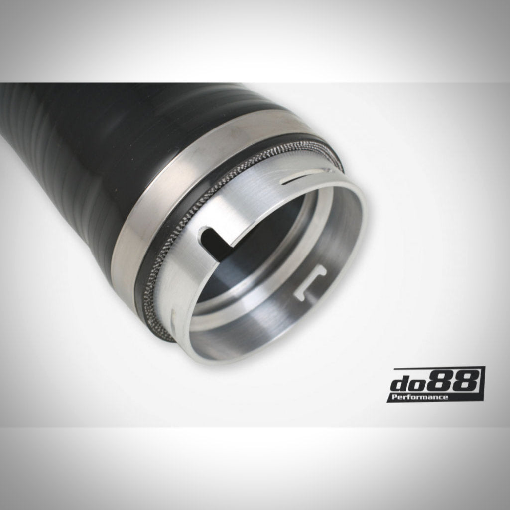 Auf hellem Hintergrund ist ein schwarzer do88 Boostpipe Outlet mit Metallenden, entworfen passend für BMW M135i, M235i, M2, 435i, 335i inkl. X-Drive N55 F-Serie (inklusive Gutachten), abgebildet.