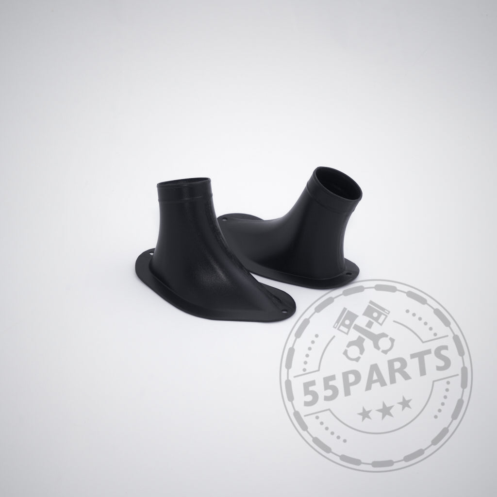 BMW Motorsport M2 CS Racing Lufteinlässe, passend für BMW M2 CS & M2 Competition. Schwarzer Kunststoff mit Flare-Ende, optimal für Belüftung. Ideal für Rennstrecke, präsentiert mit 55Parts Logo auf weißem Untergrund.