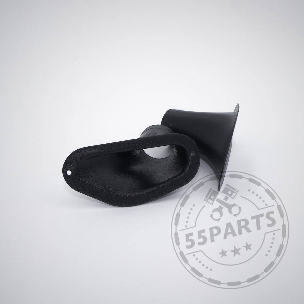 BMW Motorsport M2 CS Racing Lufteinlässe, passend für BMW M2 CS &amp; M2 Competition. Schwarzer Kunststoff mit Flare-Ende, optimal für Belüftung. Ideal für Rennstrecke, präsentiert mit 55Parts Logo auf weißem Untergrund.