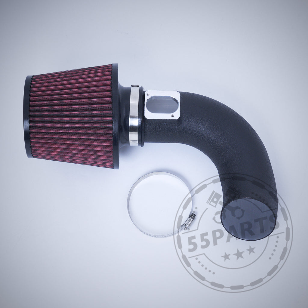 Die 55Parts Offene Ansaugung Dual Cone Intake für BMW M2 Competition, M3 und M4 S55 (mit Teilgutachten) wird mit rotem Konusfilter, schwarzem Ansaugrohr und Metallschelle auf hellgrauem Hintergrund gezeigt.