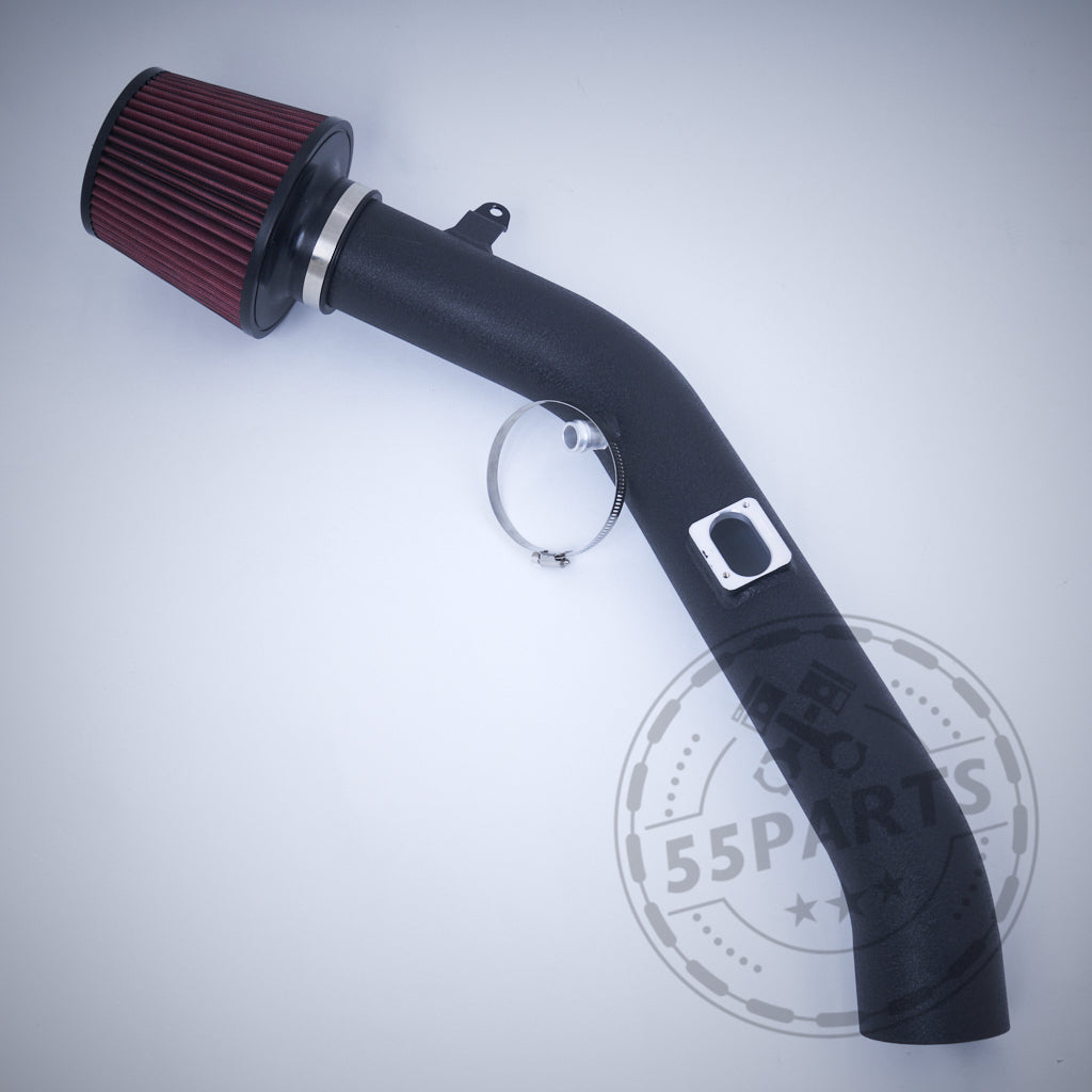 Die Offene Ansaugung Dual Cone Intake von 55Parts passt für BMW M2 Competition, M3 und M4 S55. Enthält einen roten Konusfilter, ein schwarzes Kaltluftansaugrohr und eine Metallschelle (inklusive TEILEGUTACHTEN). Perfekt für Tuning, abgebildet auf hellem Hintergrund.