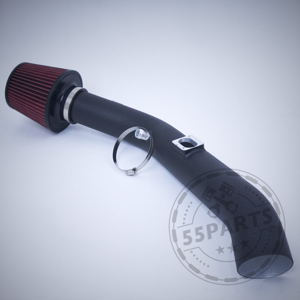 Die schwarze Offene Ansaugung Dual Cone Intake von 55Parts für BMW M2 Competition, M3 und M4 S55 (inkl. Teilegutachten) ist mit rotem Konusfilter und Schelle auf hellgrauem Hintergrund abgebildet - perfekt für Leistungssteigerungen.