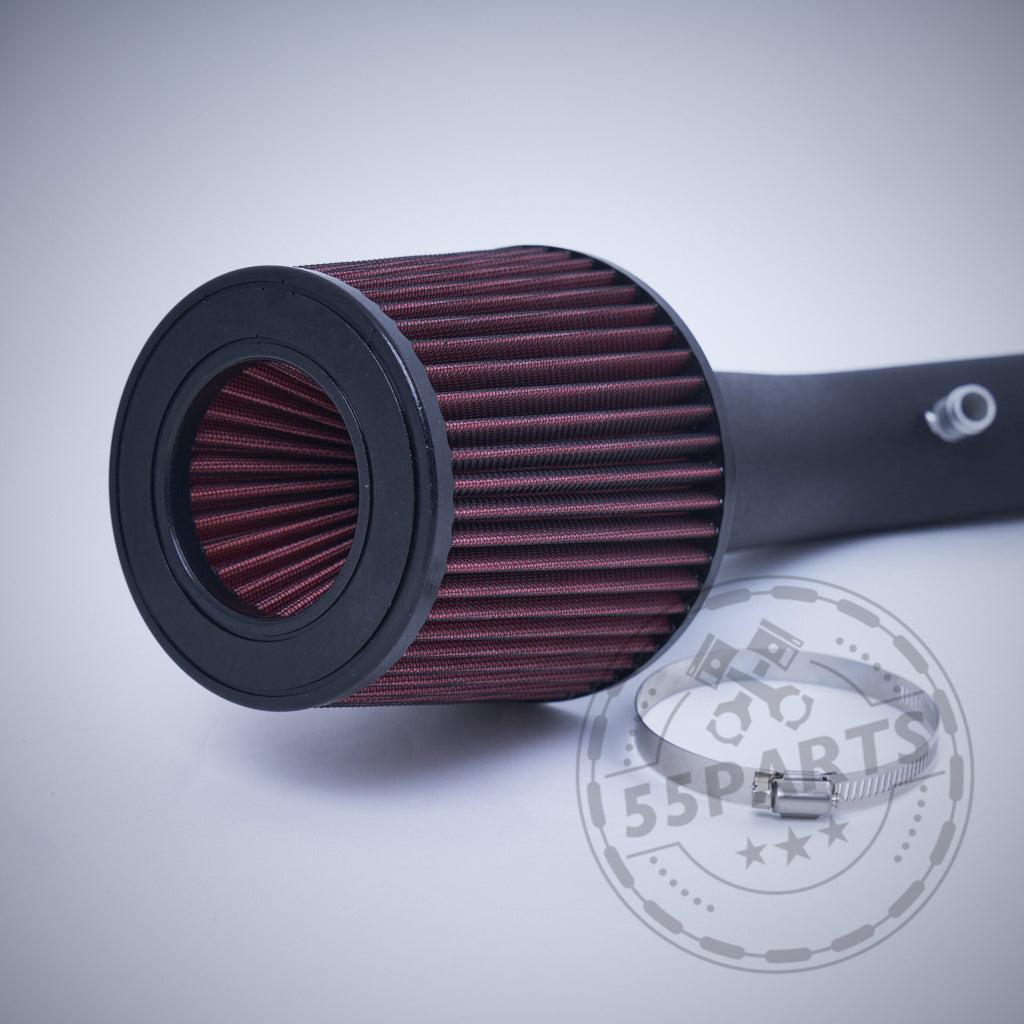 Nahaufnahme einer roten Offenen Ansaugung Dual Cone Intake von 55Parts mit schwarzem Sockel und Metallschelle, passend für BMW M2 Competition, M3, M4 S55 INKL: TEILEGUTACHTEN, vor hellem Hintergrund.