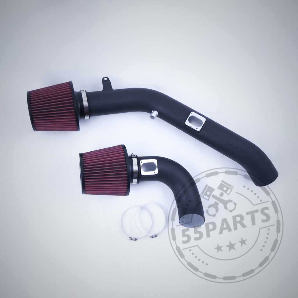 Offene Ansaugung Dual Cone Intake von 55Parts für BMW M2 Competition, M3, M4 S55 inkl. Teilegutachten: Zwei schwarze Rohre mit roten Filtern und Metallklemmen auf hellem Hintergrund.