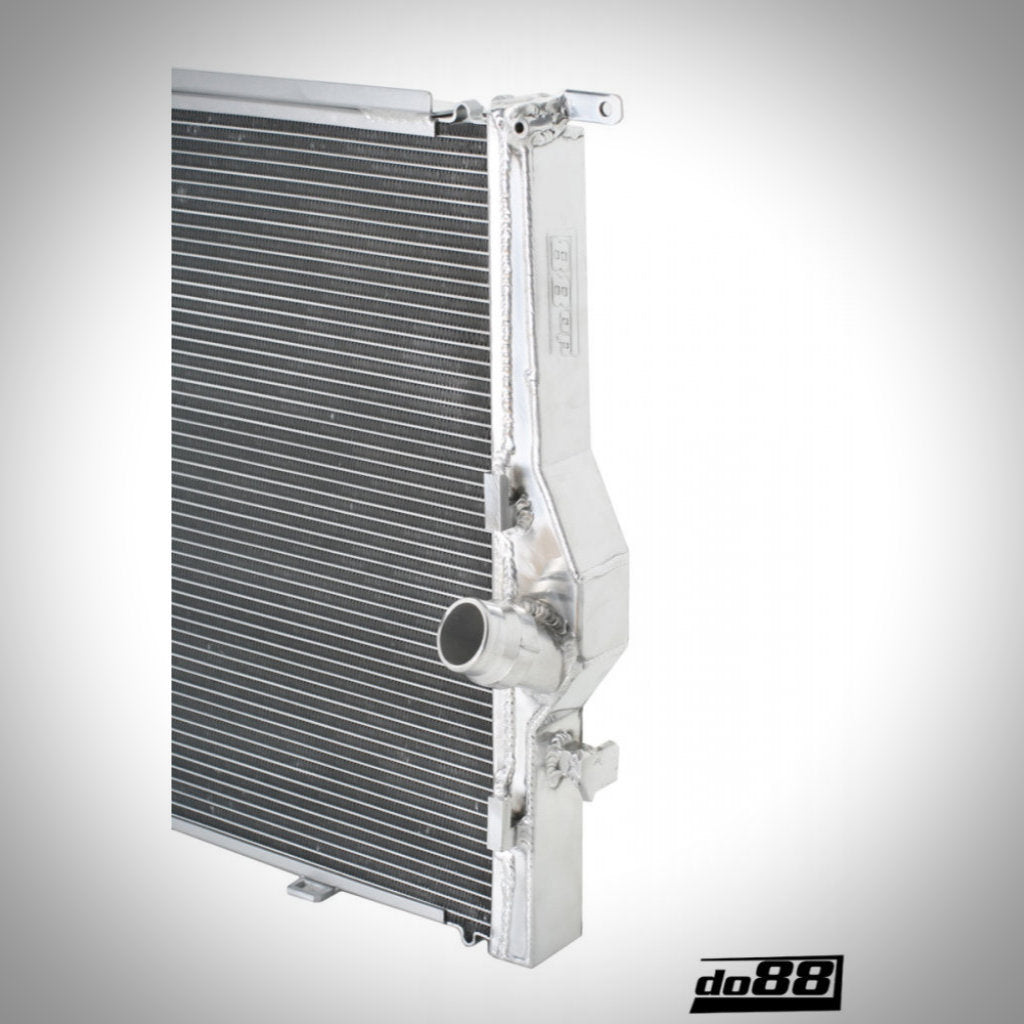 Der do88 Aluminium Wasserkühler Rennsport passend für BMW E9x M3 S65 mit horizontalen Kühlrippen, schräger Ansicht und do88 Logo unten rechts – ideal für optimierte Kühlsysteme auf der Rennstrecke.