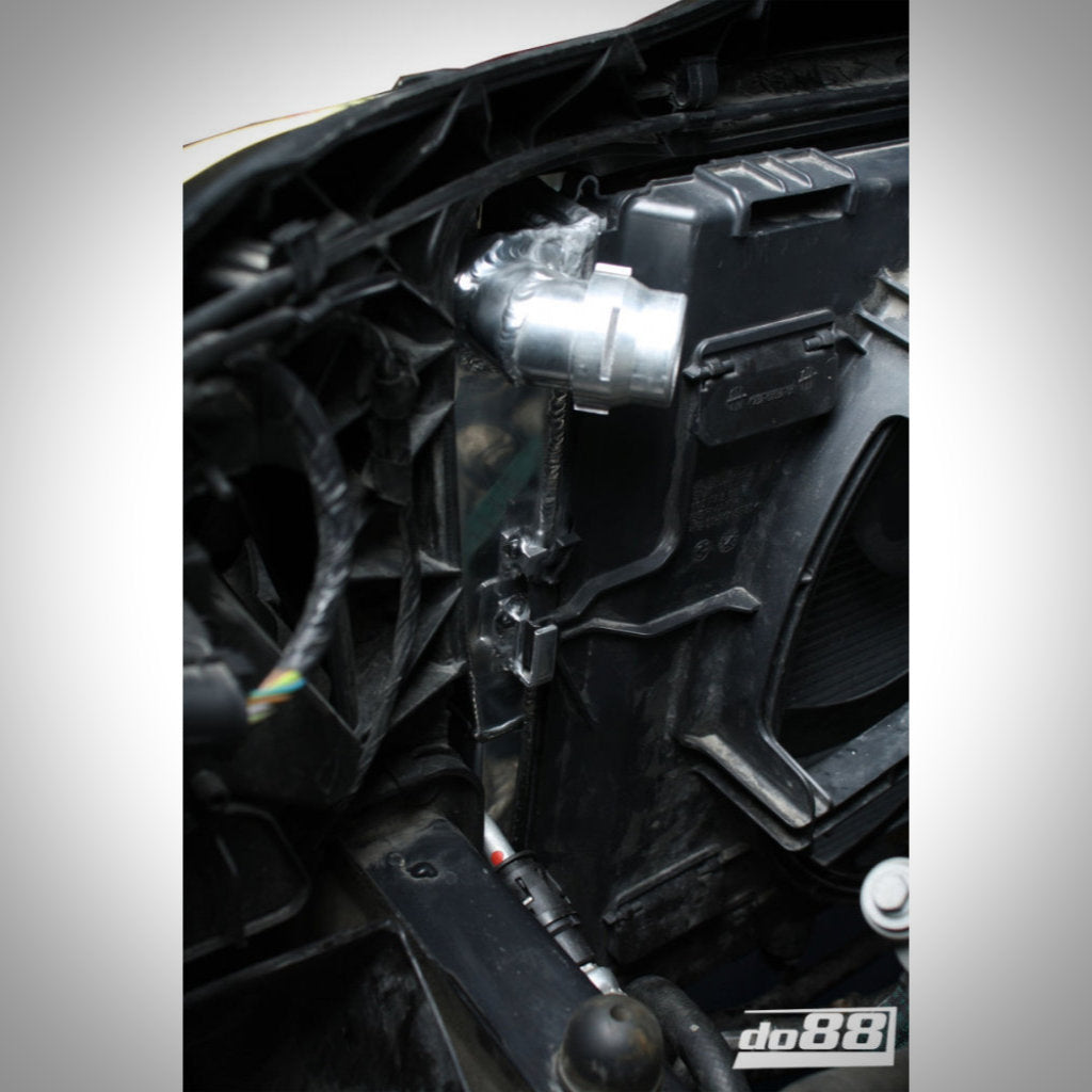 Nahaufnahme eines Motorraums eines BMW E9x M3 S65 mit do88 Aluminium Wasserkühler Rennsport, Hervorhebung der erstklassigen do88 Kühlsysteme und Hochleistungskühler für optimale Rennstreckenkühlung.