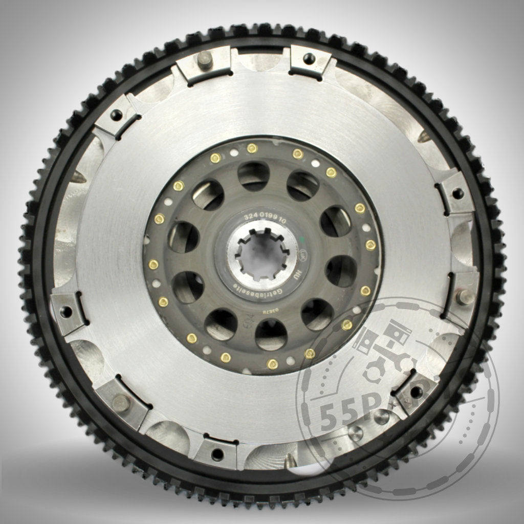 Auf weißem Hintergrund ist ein Satz 55Parts Exclusive Zweischeibenkupplung inkl. EMS-Kupplungskomponenten passend für BMW M50, M52, M54, S52 und S54 angeordnet.