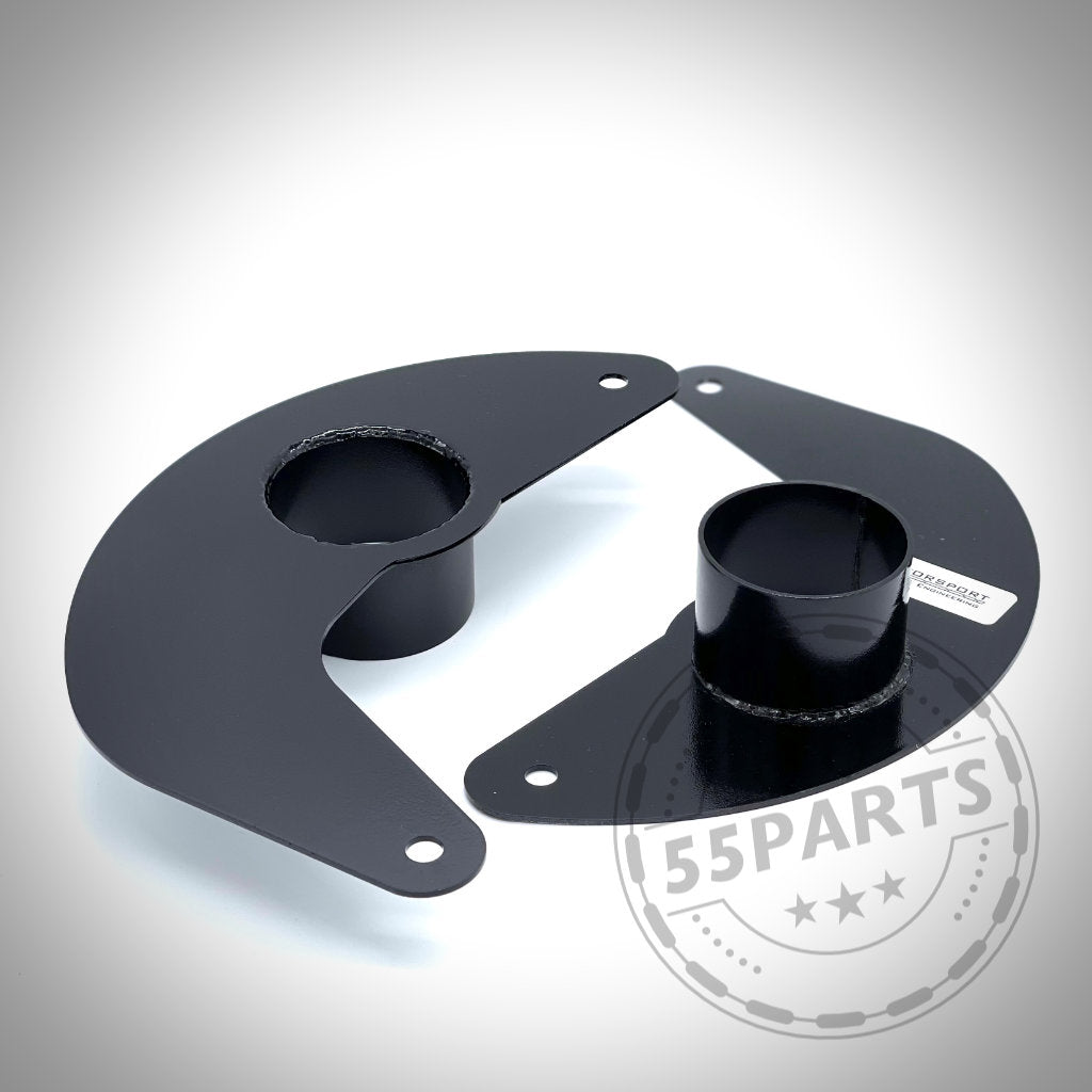 Zwei runde Montagehalterungen aus schwarzem Metall auf weißem Grund mit einem 55Parts-Logo – diese exklusiven Ankerbleche für Bremsbelüftung passen auf fast alle BMW-Modelle!.