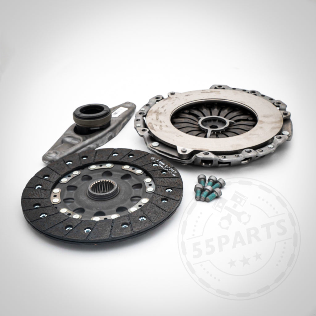 Das IS/550i 335IS Upgrade Kupplungskit passend für BMW N54, N55 und B58 (E- und F-Serie) von BMW umfasst eine Kupplungsscheibe, eine Druckplatte, ein Ausrücklager und Schrauben, die auf weißem Hintergrund dargestellt sind.