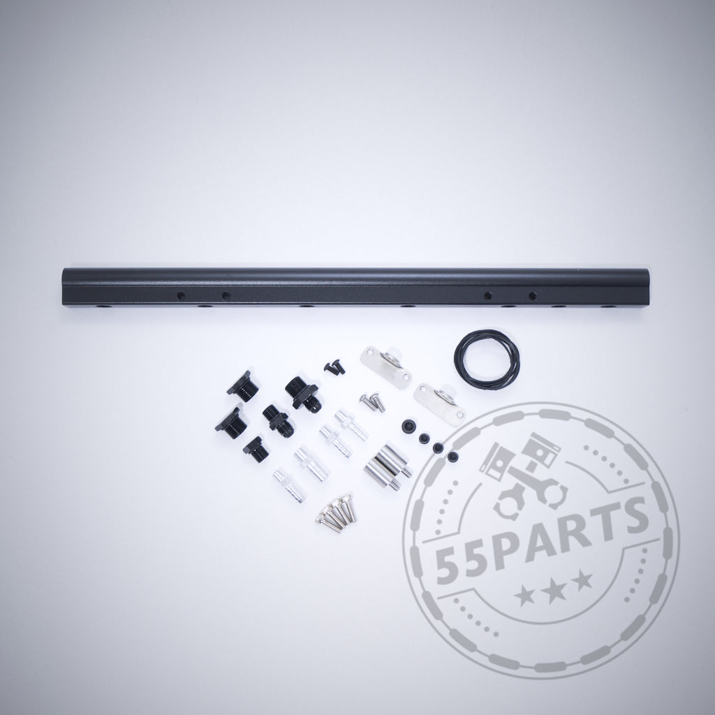 Aluminium Ansaugbrücke mit Port Injection/Saugrohreinspritzung passend für BMW 135i, 1er M Coupe, 335i(x) N54 E-Serie und Kleinteile auf weißem Hintergrund mit 55Parts Logo arrangiert.