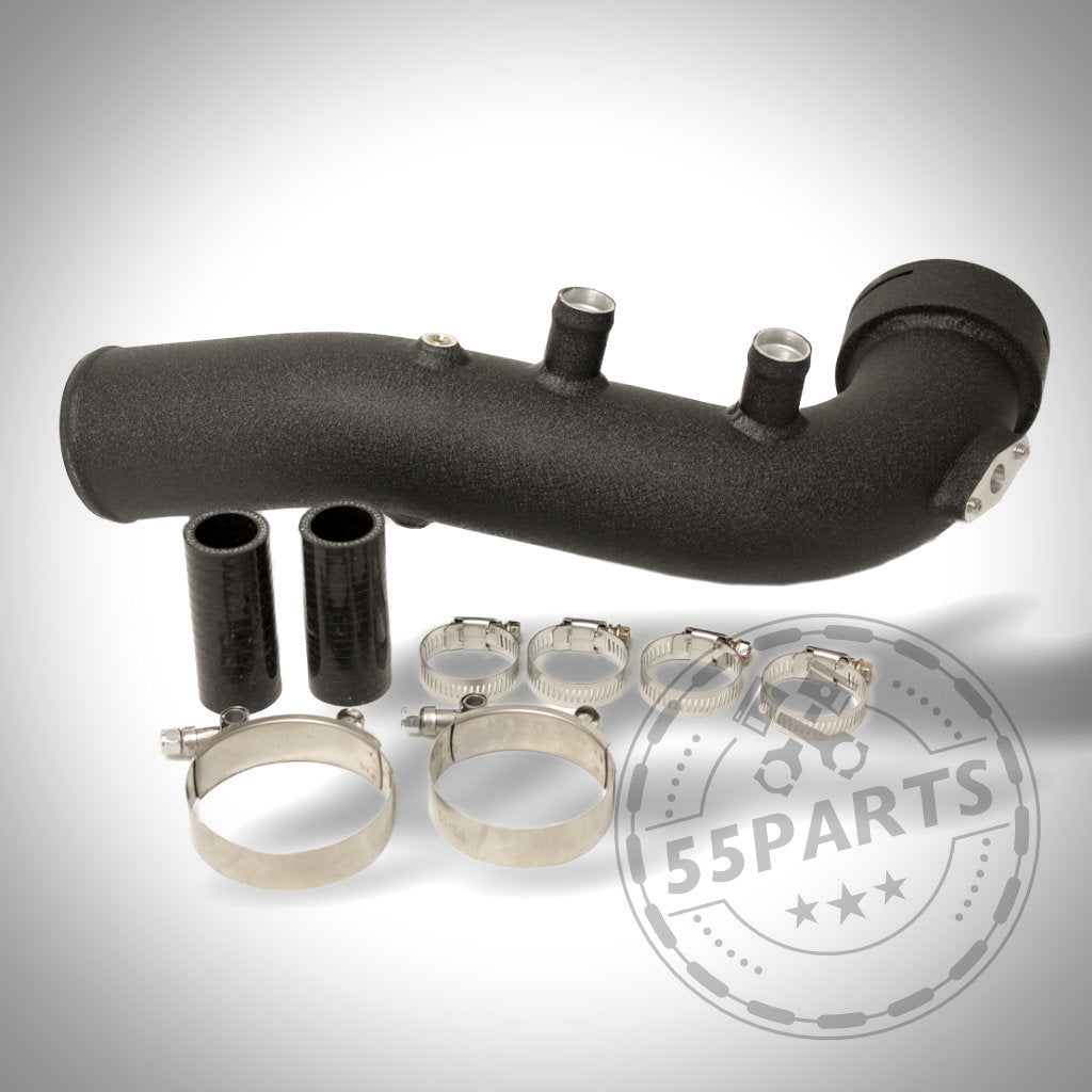 55Teile Aluminium Chargepipe passend für BMW 135i, 1er M Coupe, 335i(x) N54 E-Serie INKLUSIVE GUTACHTEN. Schwarzes Kit mit Schläuchen, Schellen &amp; Fittings auf weißem Hintergrund. Ladeluftverrohrung-Design; Logo in Ecke.