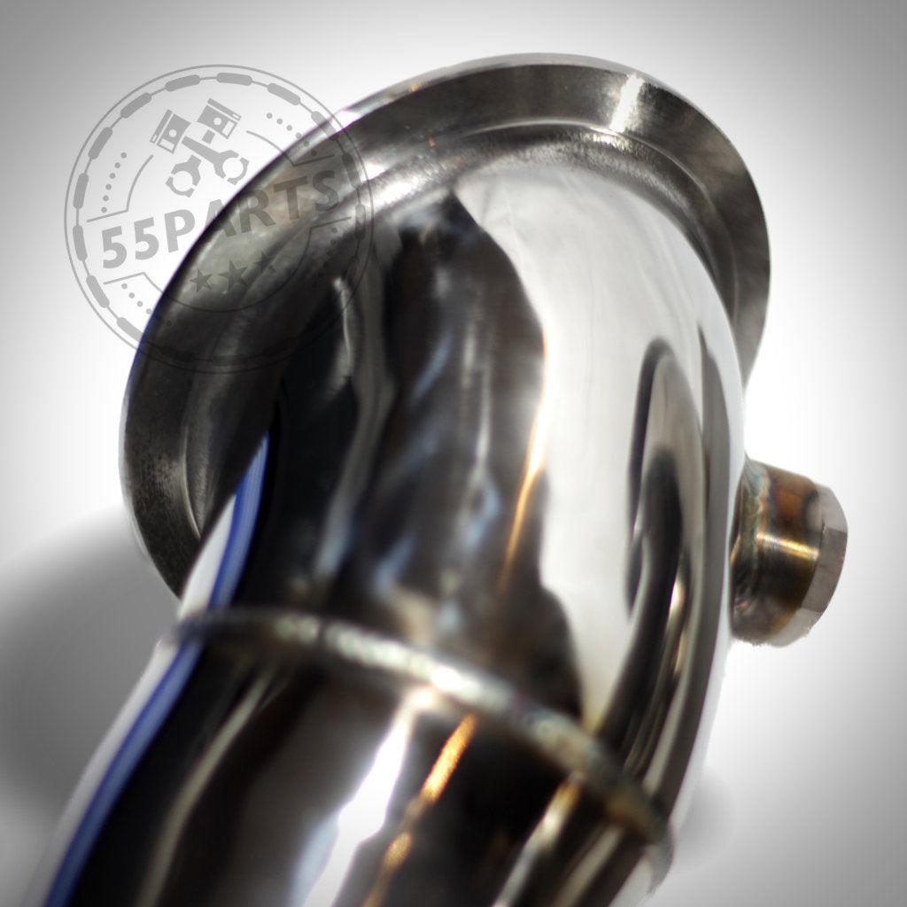 Nahaufnahme des glänzenden 55Parts Catless 3" Downpipe für N54-Motor, mit Flansch und Sensoranschluss, passend für BMW 135i, 1er M Coupé und 335i RWD.