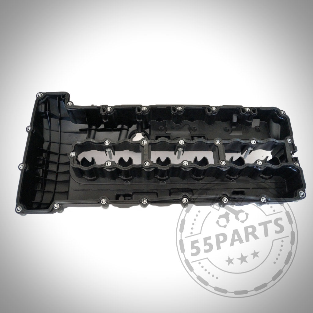 Ventildeckel Zylinderkopfhaube inkl. Dichtung, passend für BMW 135i, 1er M Coupe, 335i(x) N54; mehrfach verschraubt, von oben auf weißem Hintergrund zu sehen; Kompatibel mit externem PCV-System.