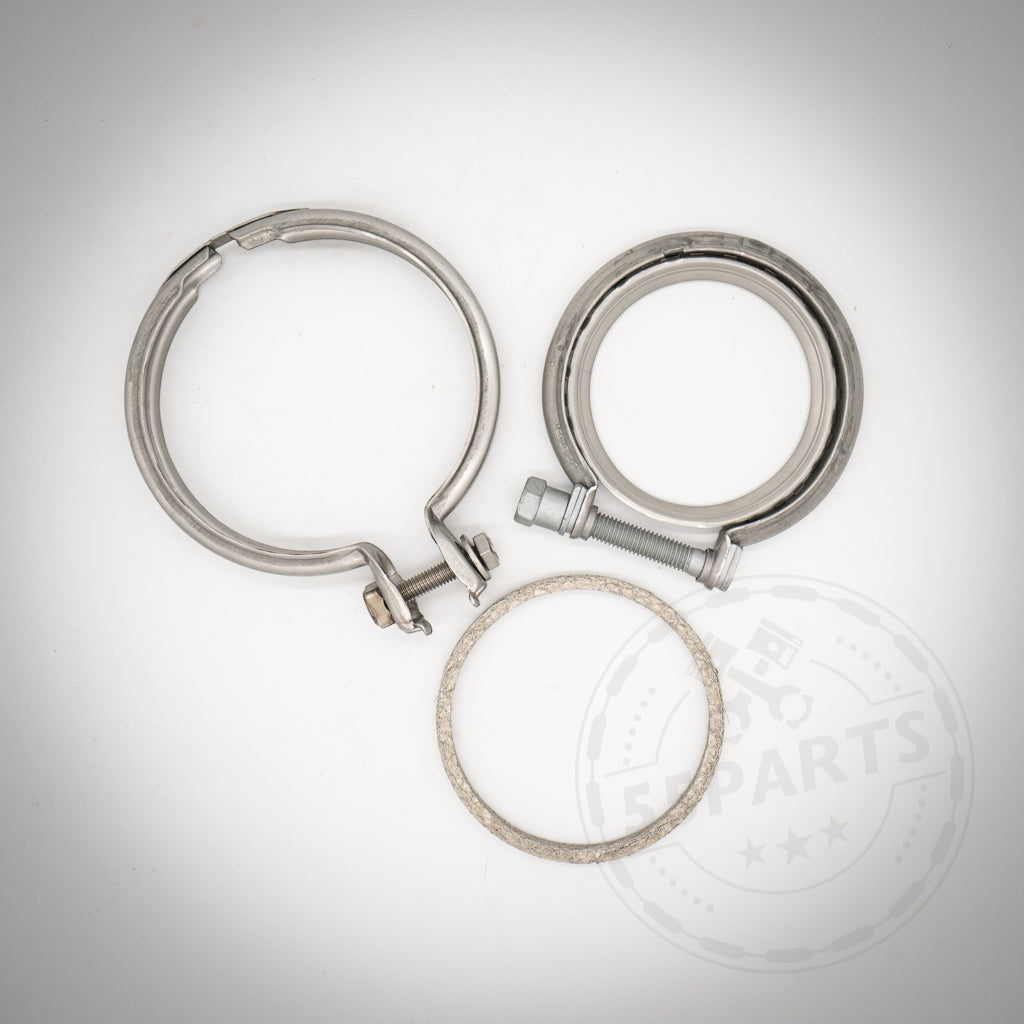 Auf einem schlichten weißen Hintergrund sind drei Metallschlauchschellen und eine runde Dichtung aus dem 55Parts Einbauset Downpipe passend für BMW M135i, M235i, 335i(x), 435i(x) und M2 N55 F-Serie abgebildet.