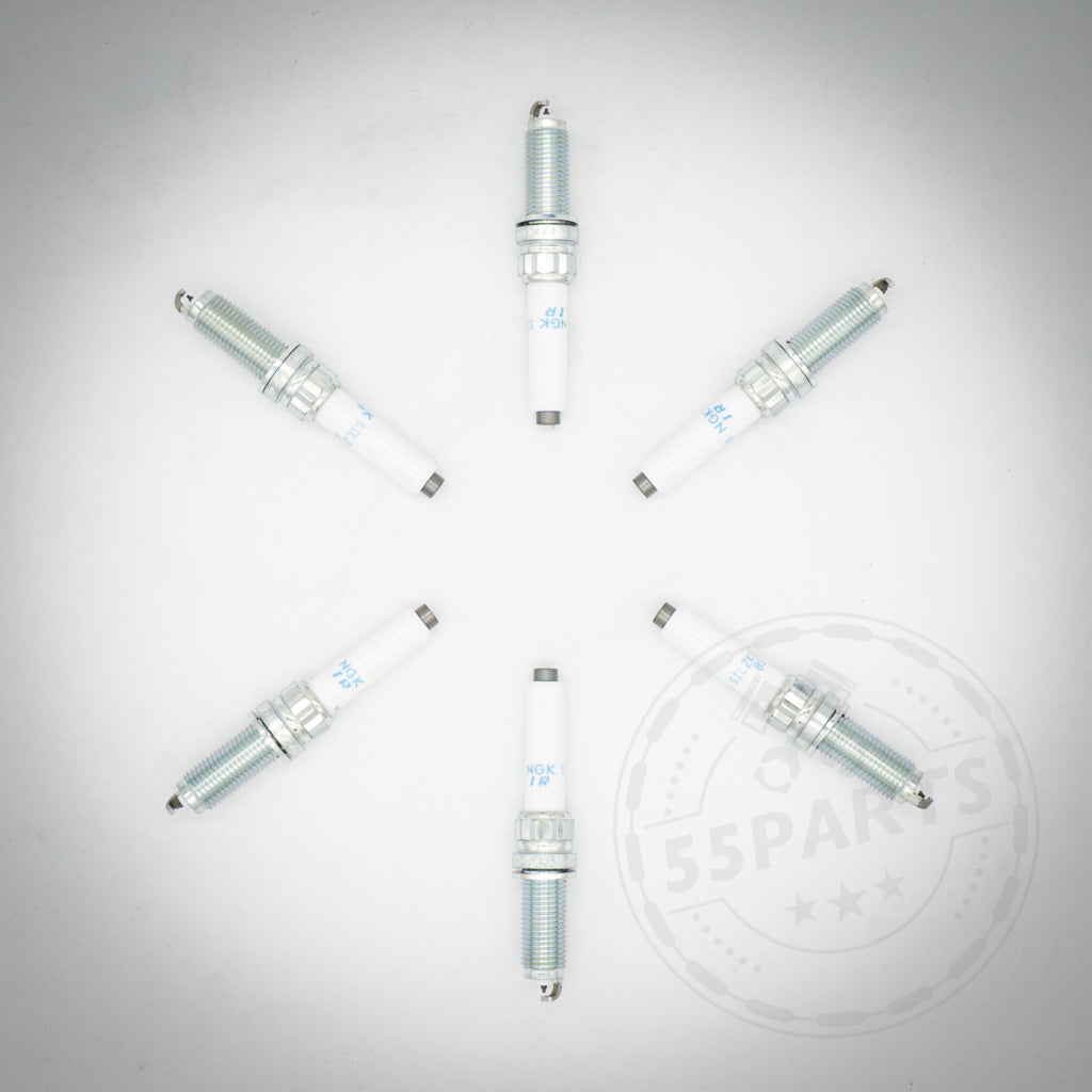 Sechs NGK 94201 Zündkerzen für 6-Zylinder BMW M120-40i(x), M220-40i(x), 320-40i(x), 420-40i(x) und A90 Supra B58, B48, kreisförmig angeordnet auf weißem Hintergrund mit einem schwachen 55Parts-Logo.