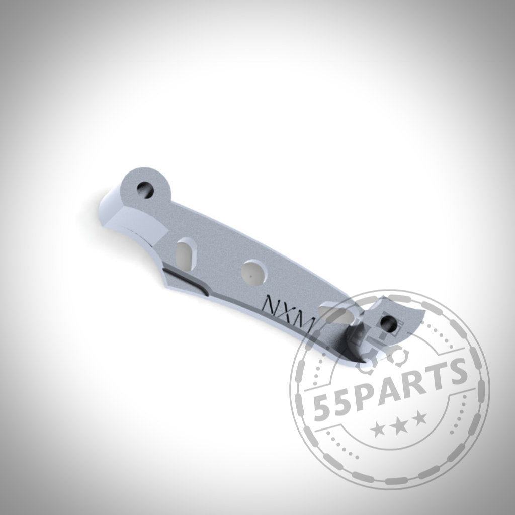 Silberne Metallhalterung mit zwei Löchern und der Gravur NXW1 auf weißem Grund. Teil des 55Parts Exclusive NexSys B58 Zündspulen Upgrade Kits passend für BMW S55 &amp; N55 (E8x, E9x, F2x, F3x, F8x) von Nexsys Motorsport – perfekt für Tuning-Fans.