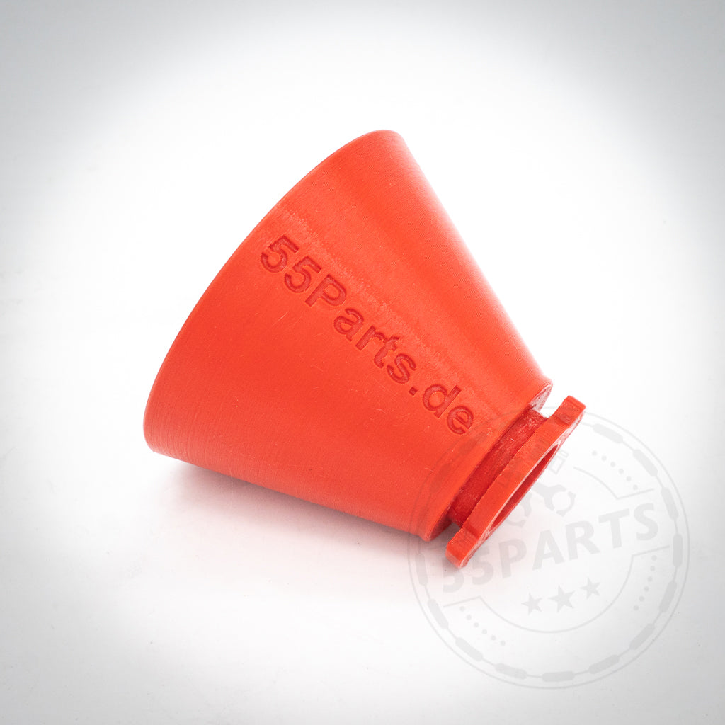 Der 55Parts Special 3D Druck Öleinfülltrichter aus rotem Kunststoff ist für alle BMW Modelle geeignet, trägt das 55Parts-Logo auf der Seite und ist auf weißem Hintergrund abgebildet.