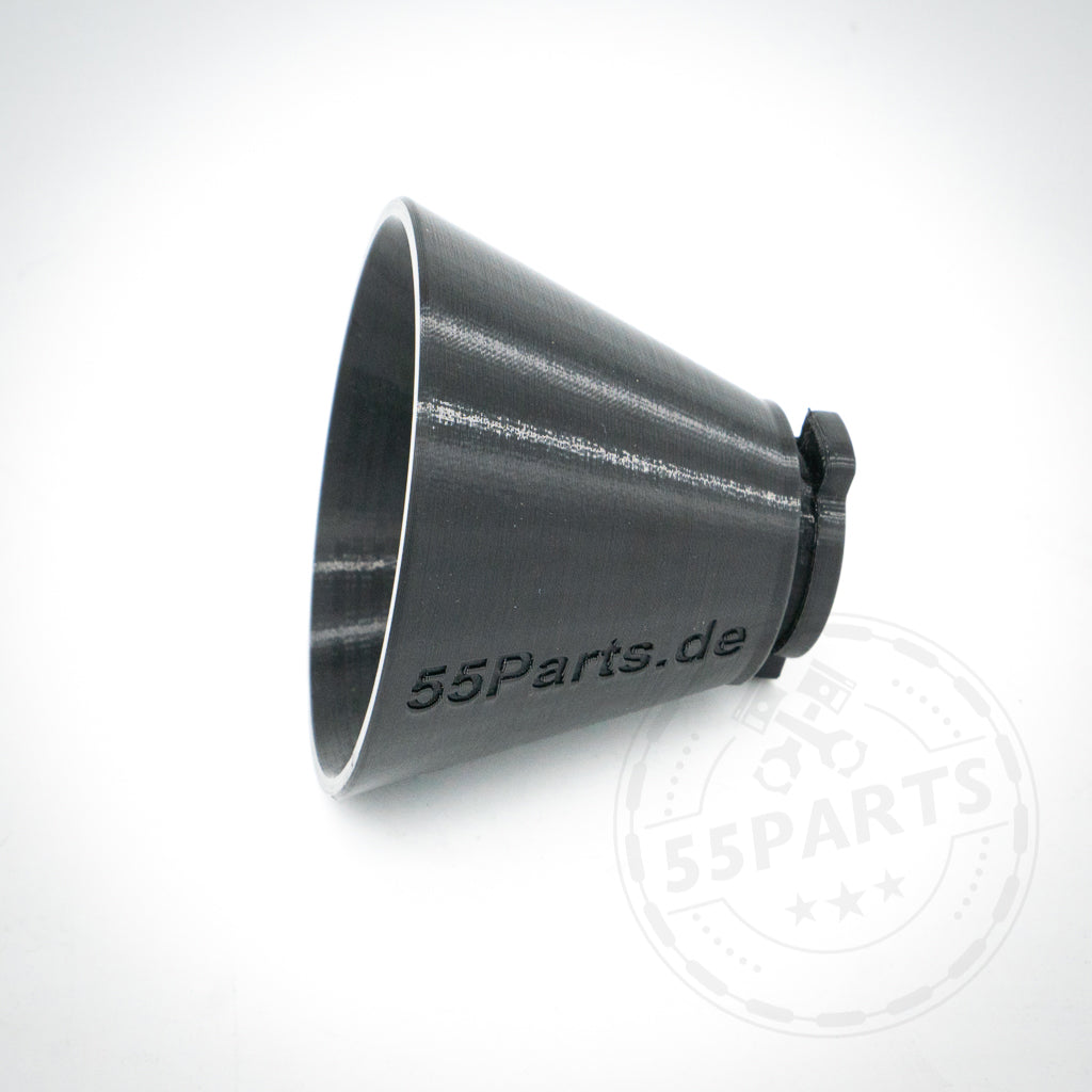 Der 55Parts Special 3D Druck Öleinfülltrichter, passend für alle BMW Modelle, ist ein schwarzes konisches Bauteil mit „55pirts.com“ Gravur und liegt auf weißem Hintergrund.