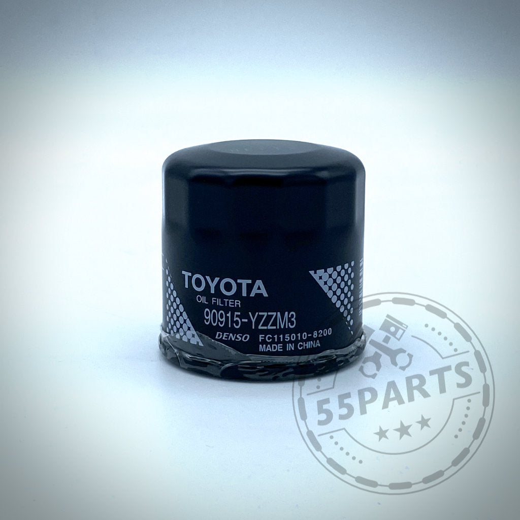 55Parts Special Ölwechselset passend für Toyota Yaris GR: Schwarzer Toyota Ölfilter 90915-YZZM3, ideal für Verschleißteile-Anwendungen, mit 55Parts-Logo-Wasserzeichen in der Ecke.