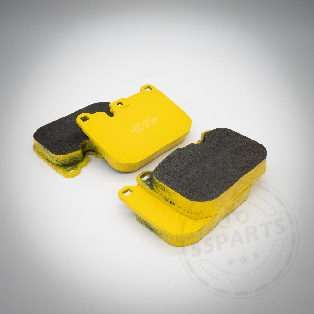 Two Pagid Bremsbeläge für 1-Kolben Schwimmsattel, passend für BMW 1er M Coupe und M3 E9x, liegen nebeneinander auf weißem Grund mit dezentem Logo-Wasserzeichen – perfekt passend für BMW-Performance auf der Rennstrecke.