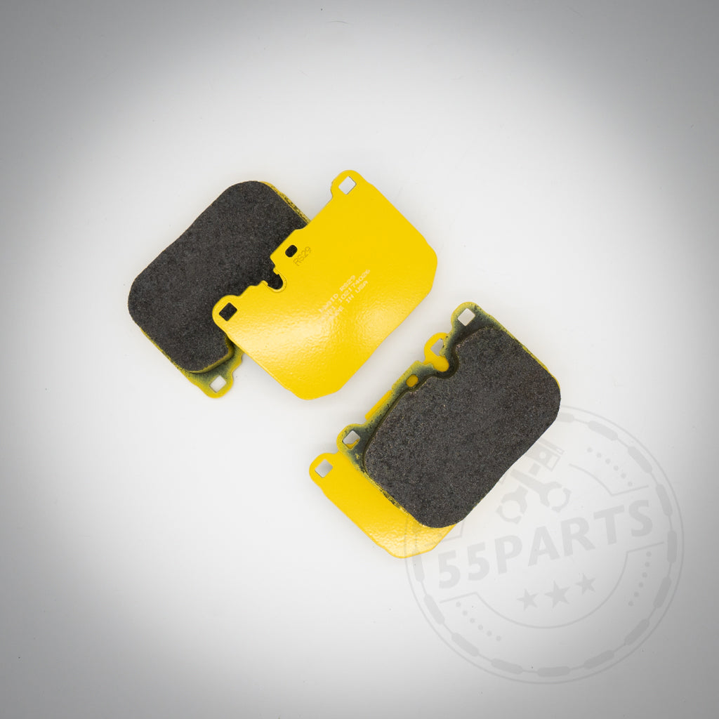 Zwei gelb-schwarze Pagid-Bremsbeläge für die 4-Kolben-Anlage, kompatibel mit BMW M135i/40i, M235i/40i, 335i/40i, 435i/40i, M2, M3 und M4 (F-Serie), abgebildet auf einer hellgrauen Oberfläche mit schwachem Logo-Wasserzeichen.