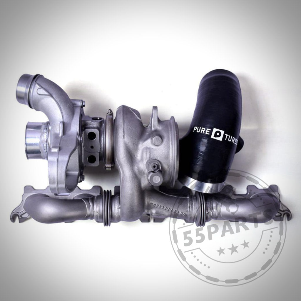 Pure Turbos Pure800 Upgrade-Turbolader passend für BMW M140i(x), M240i(x), 340i(x), 440i(x) &amp; A90 Supra B58/B58TÜ, abgebildet mit schwarzem Ansaugrohr auf weißem Hintergrund – ein Turbo-Upgrade der Extraklasse.
