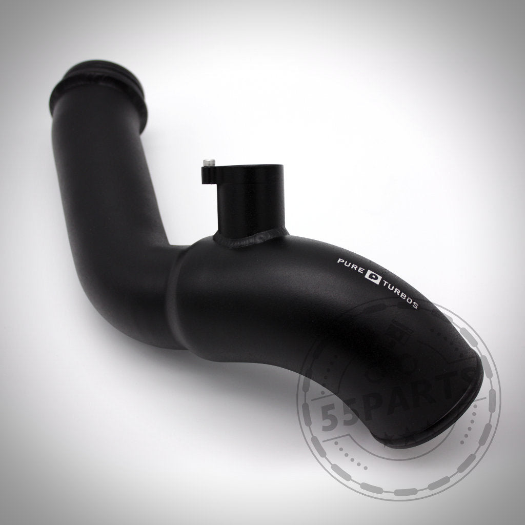 Die Pure Turbos Stage 2 High Flow Inlet Ansaugung passend für BMW M135i, M235i, M2, 335i(x) N55 F-Serie verfügt über ein schwarzes gebogenes Rohr mit kleinem Anschlussstück und PURE TURBOS-Branding für optimale Leistung.