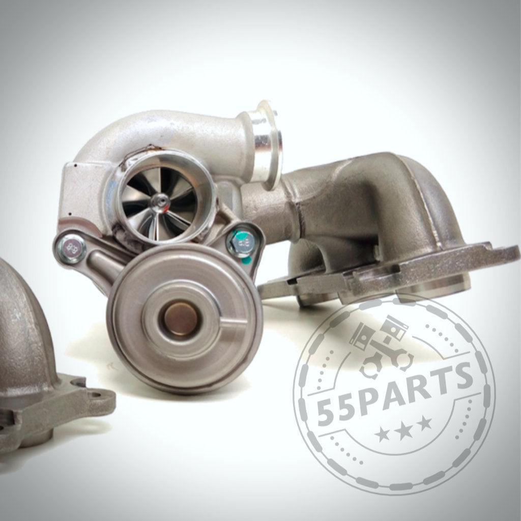 Nahaufnahme eines Pure Turbos Pure Stage 2 Casted Turbo passend für BMW 135i, 1er M Coupé und 335i(x) N54; metallische Turbinenschaufeln unterstreichen Qualität und Wert. Dezentes 55Parts-Wasserzeichen ist sichtbar.