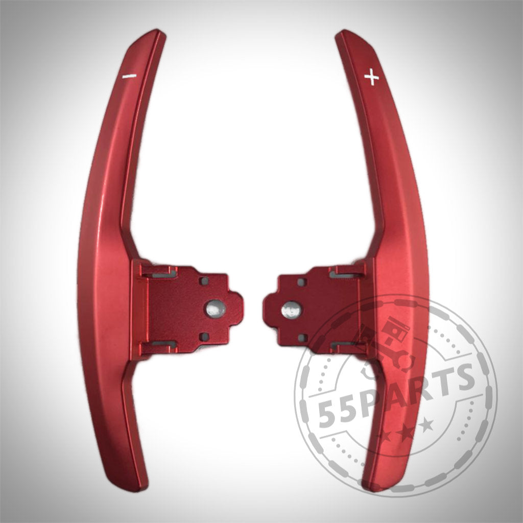 55Parts Aluminium/Carbon Schaltwippen mit Plus- und Minuszeichen, für BMW 1/235i, 3/435i, 40i, M2, M3 &amp; M4 F-Serie Modelle, nebeneinander auf weißem Hintergrund dargestellt.