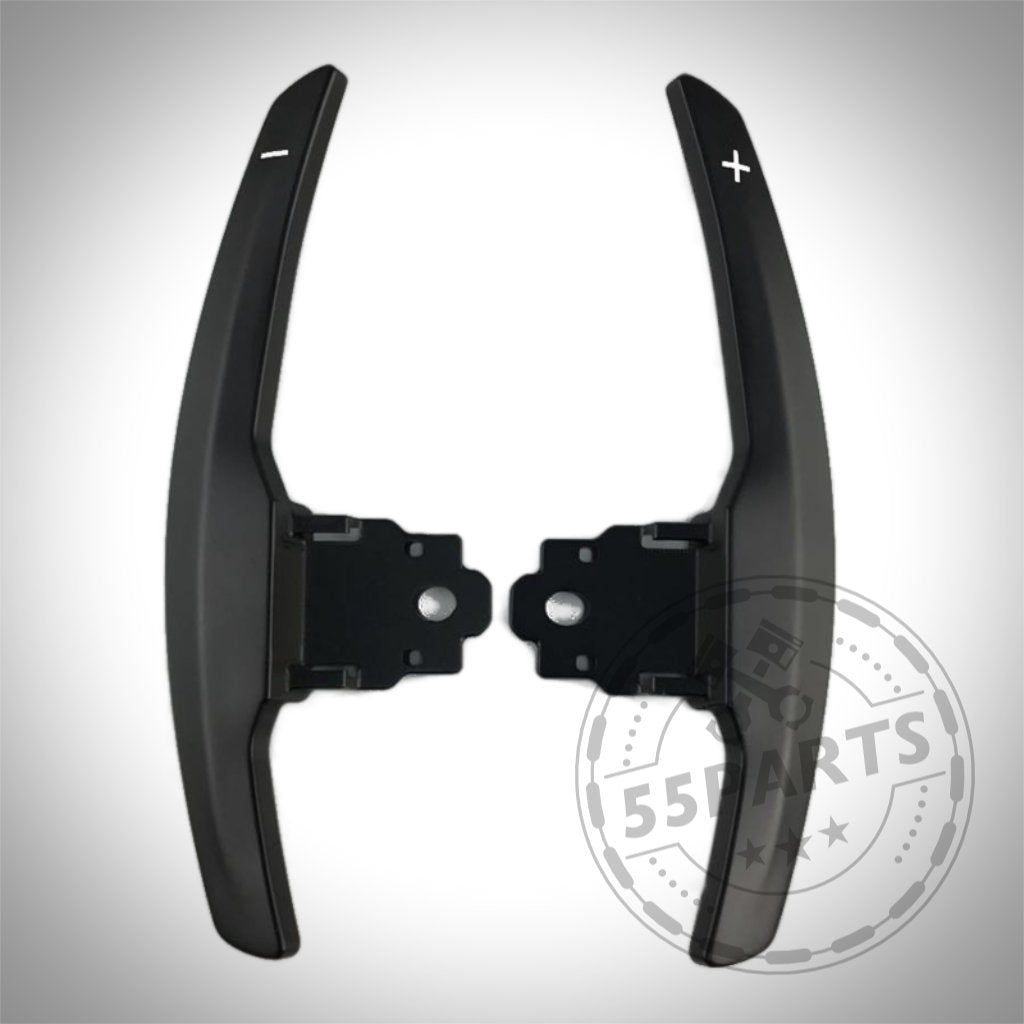 Zwei schwarze 55Parts Aluminium/Carbon Schaltwippen passend für BMW F-Serie (1/235, 3/435, M2, M3, M4) mit Plus- und Minus-Symbolen sind nebeneinander auf weißem Hintergrund abgebildet.