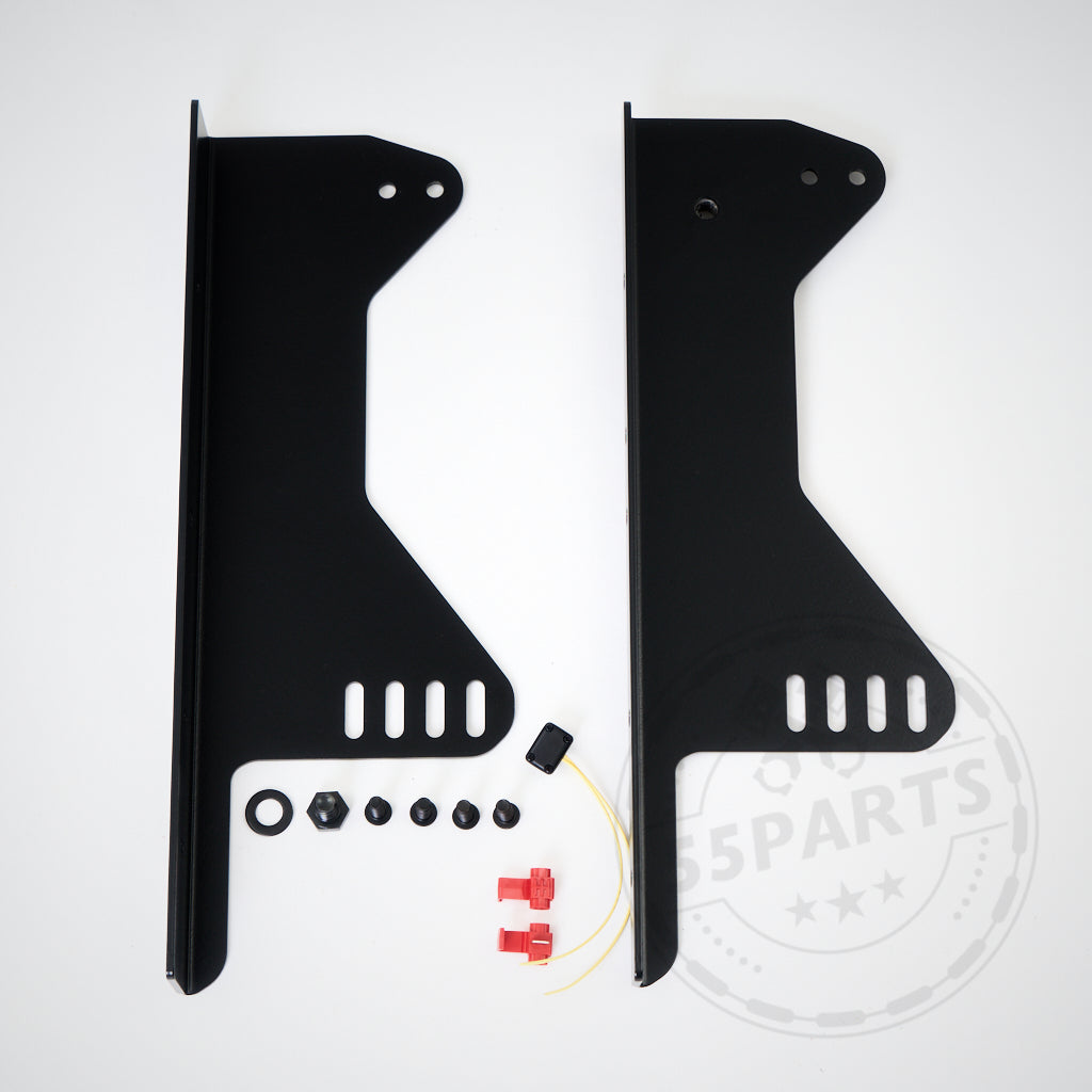 Schwarzer 55Partsr Seitenadapter aus Metall für originale Laufschienen mit Recaro Pole Position, passend für Toyota Yaris GR, inklusive Schrauben und Kunststoffteilen – perfekt zur Montage auf hellem Untergrund.