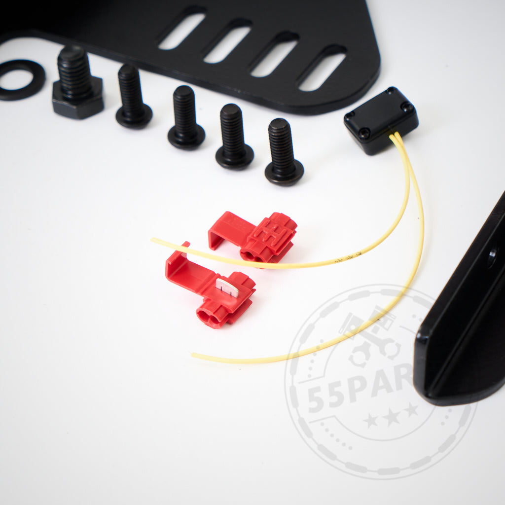 Schwarze Schrauben, Unterlegscheiben, rote Anschlüsse, gelbe Kabel und Metallklammern auf einer weißen Oberfläche mit dem 55Parts-Logo – ideal für alle, die Fahrgefühl und Stil mit dem exklusiven Stahl-Seitenadapter für die Recaro Pole Position im Toyota Yaris GR suchen.