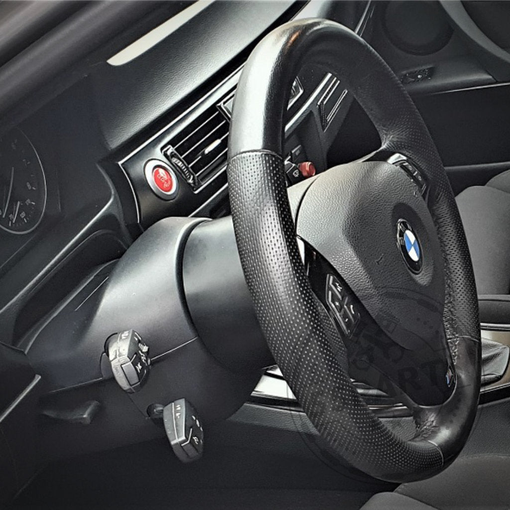 Schwarzer Metall-Raddistanzhalter von DDM Racing Srls mit zentraler Nabe und vier farbigen Anschlusskabeln, F5PARTS-Wasserzeichen. Kompatibel mit BMW E9X M3, alle E9X 3er, E8X 1er und E89 Z4 Modelle-ideale Abstandhalter Upgrade.