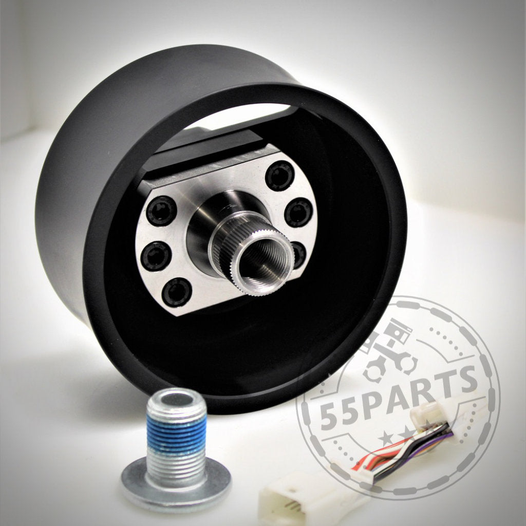 Das DDM Racing Srls-Radabstandshalter-/Lenkrad-Abstandshalter-Set für den Toyota GR Yaris (inklusive Facelift) umfasst einen schwarzen Kunststoff-Nabenadapter, eine Schraube und einen mehrfarbigen Kabelverbinder, abgebildet auf weißem Hintergrund.