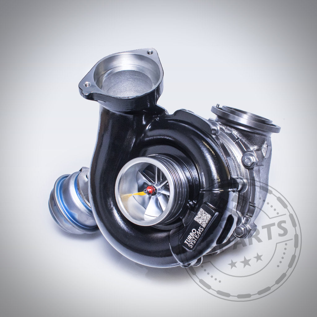 Ein glänzender Turbosystems Upgrade Turbolader passend für BMW M57 mit schwarzem Gehäuse und sichtbarem Turbinenrad auf hellem Untergrund – ideal zur Leistungssteigerung Ihres BMW M57.